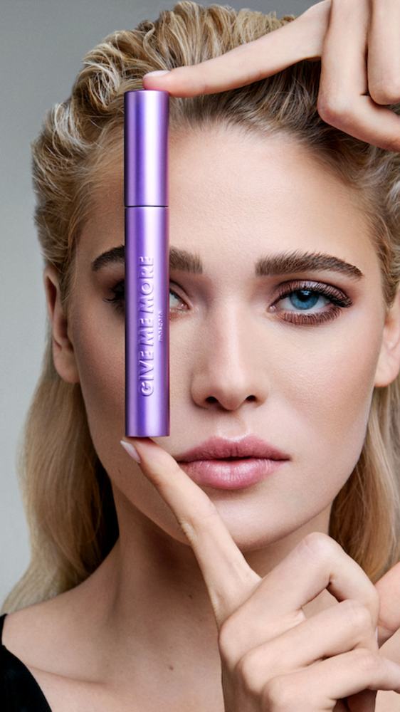 Model met mascara van RVB LAB