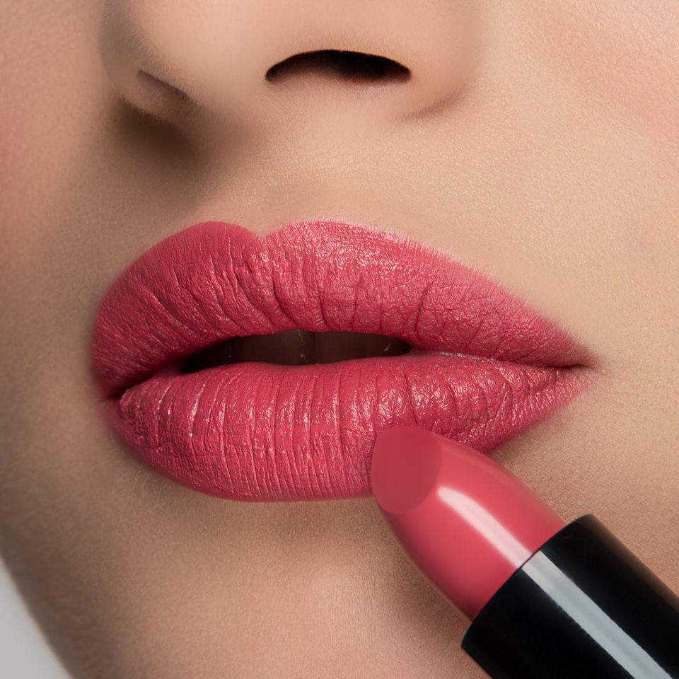 Lipstick van RVB LAB wordt aangebracht